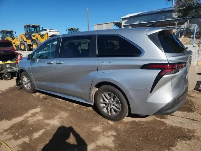 2022 TOYOTA SIENNA LE  