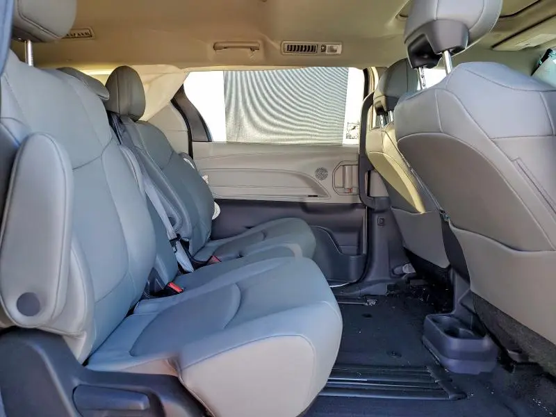 2023 TOYOTA SIENNA XLE  