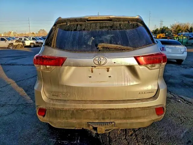 2018 TOYOTA HIGHLANDER SE  
