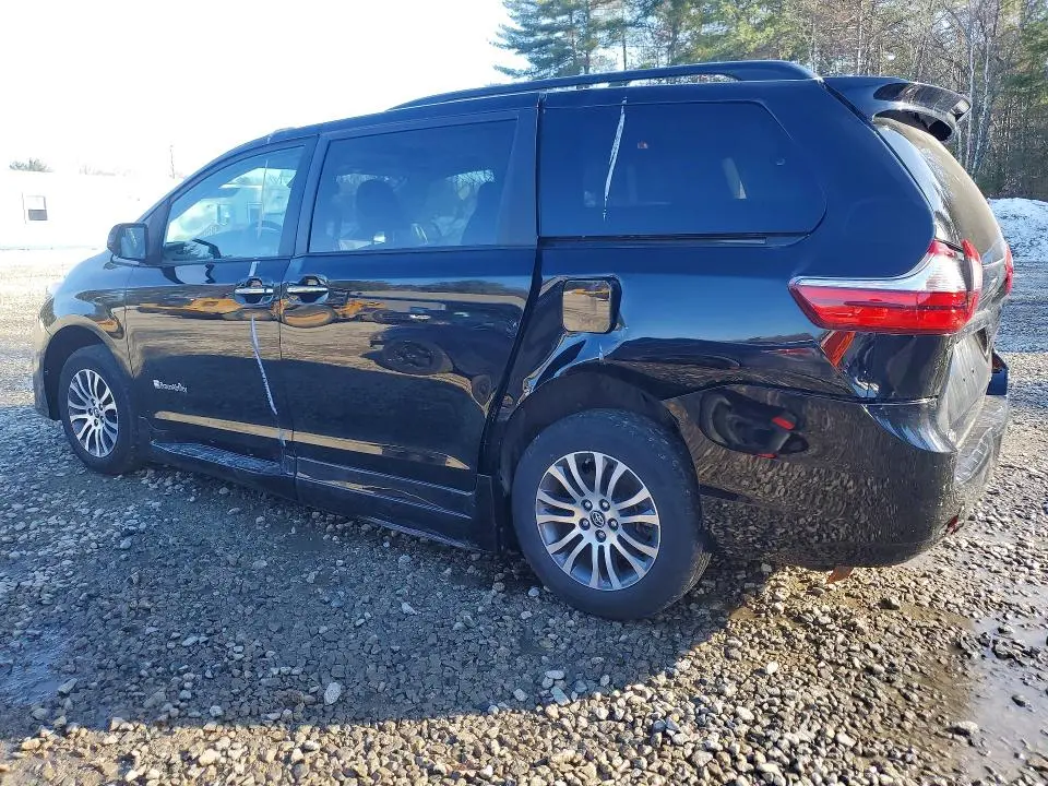 2018 TOYOTA SIENNA XLE 8-PASSENGER  