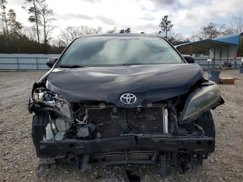 2017 TOYOTA SIENNA SE  