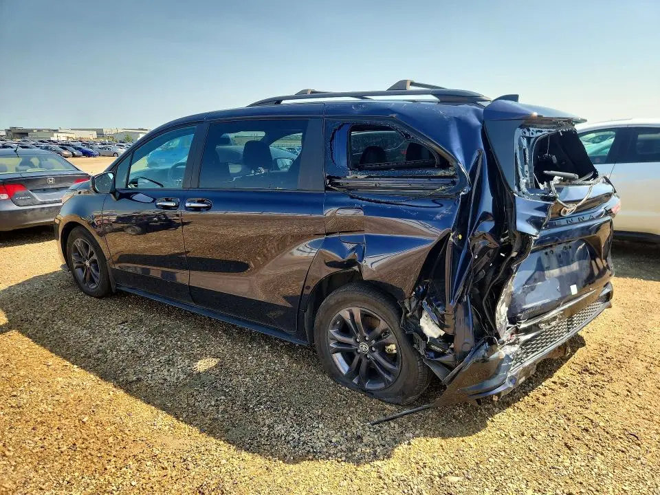 2025 TOYOTA SIENNA LE  