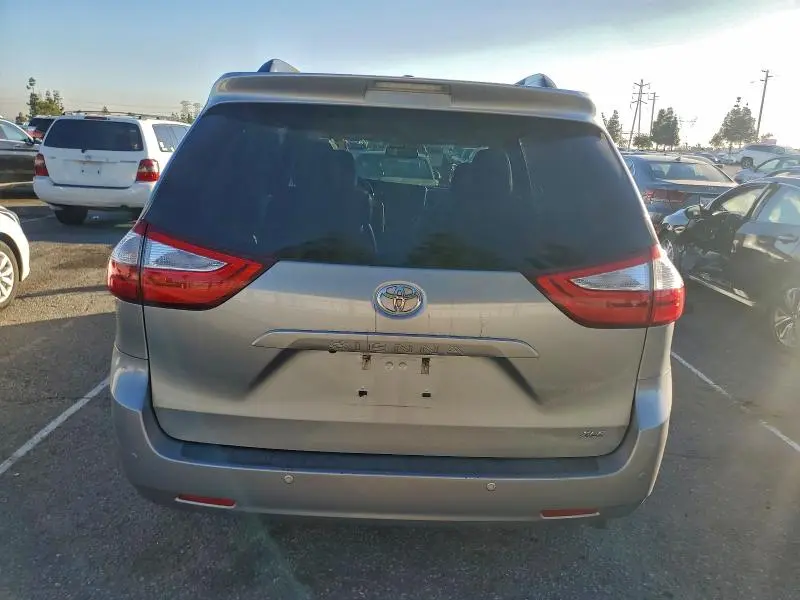 2017 TOYOTA SIENNA XLE  