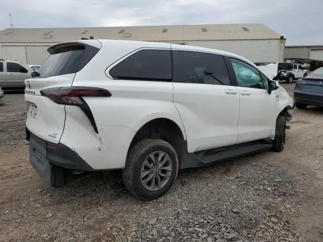 2024 TOYOTA SIENNA LE  