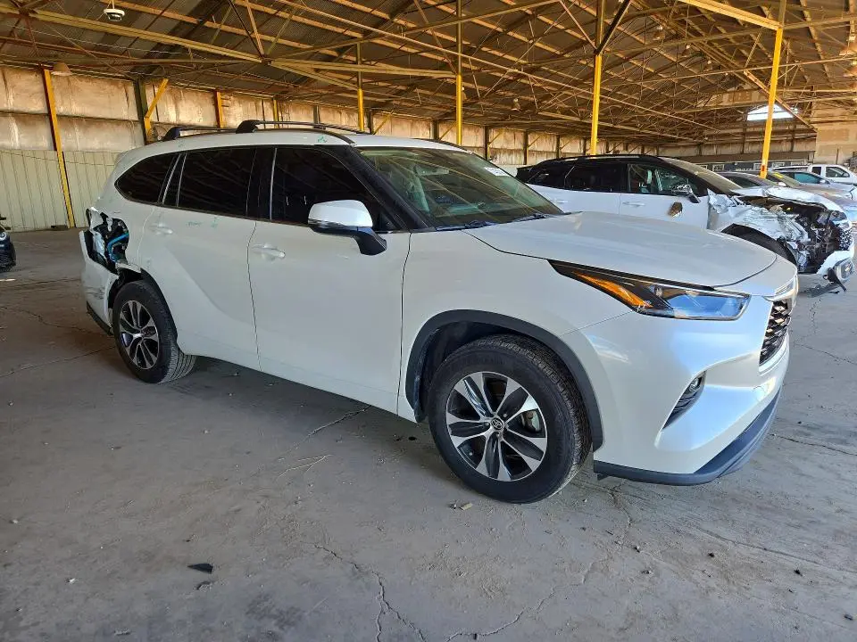 2021 TOYOTA HIGHLANDER XLE  