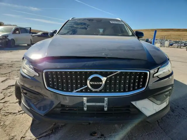 2021 VOLVO V60 CROSS COUNTRY T5 MOMENTUM  