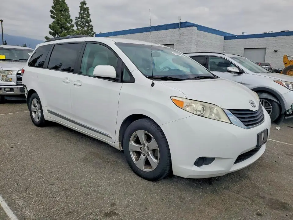 2014 TOYOTA SIENNA LE 8-PASSENGER  
