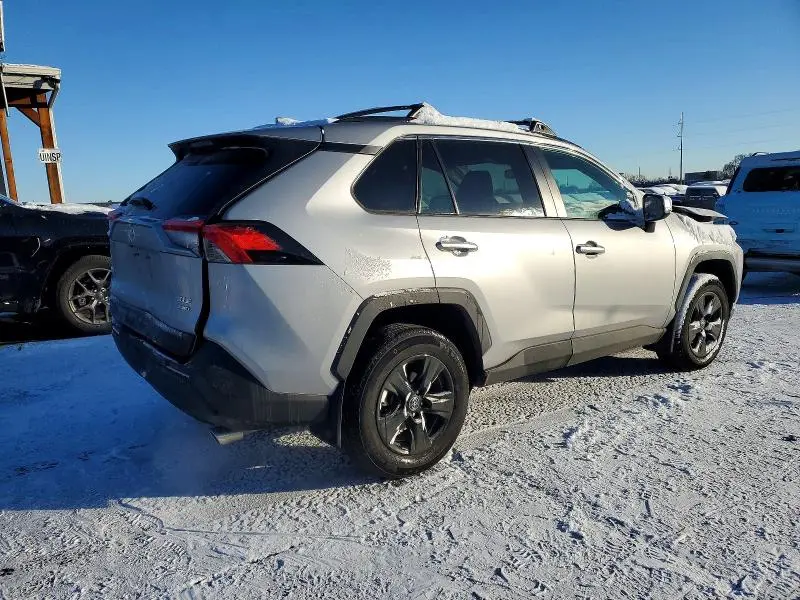 2021 TOYOTA RAV4 XLE  