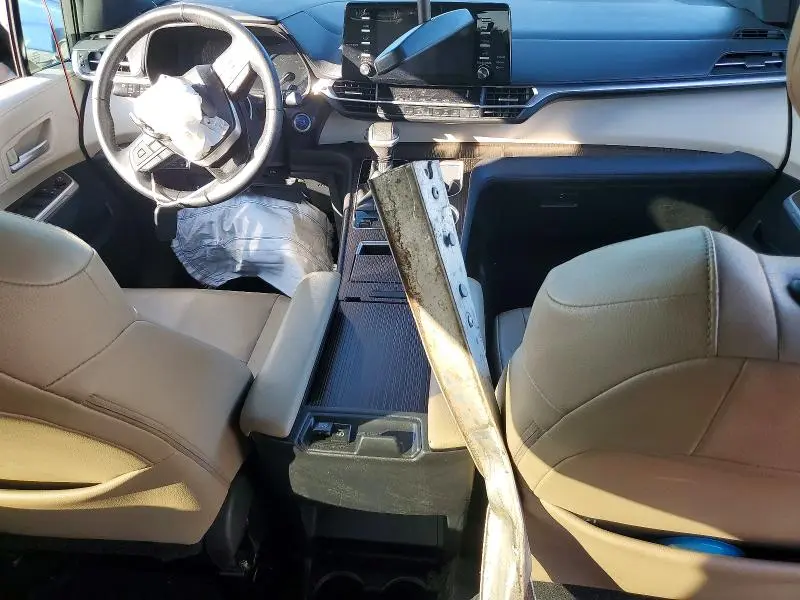 2021 TOYOTA SIENNA XLE  