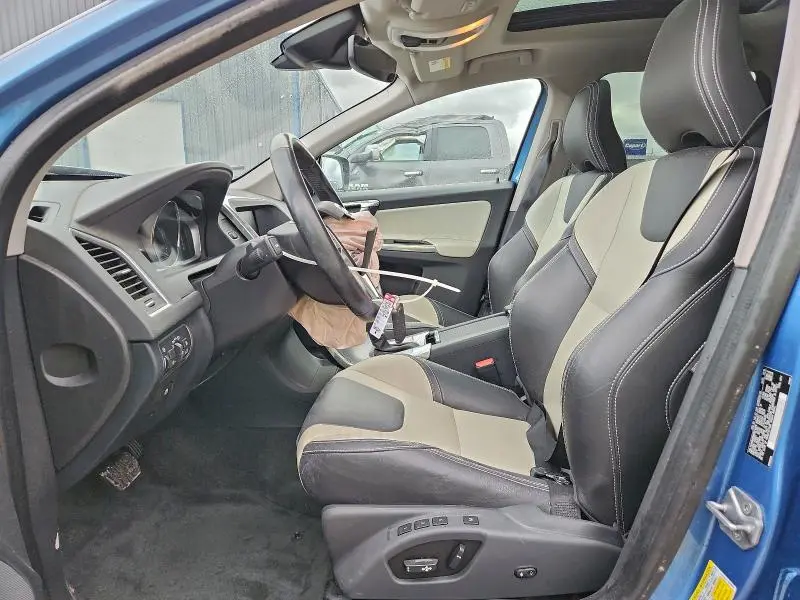 2017 VOLVO XC60 T6 DYNAMIC  