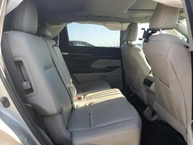 2018 TOYOTA HIGHLANDER SE  