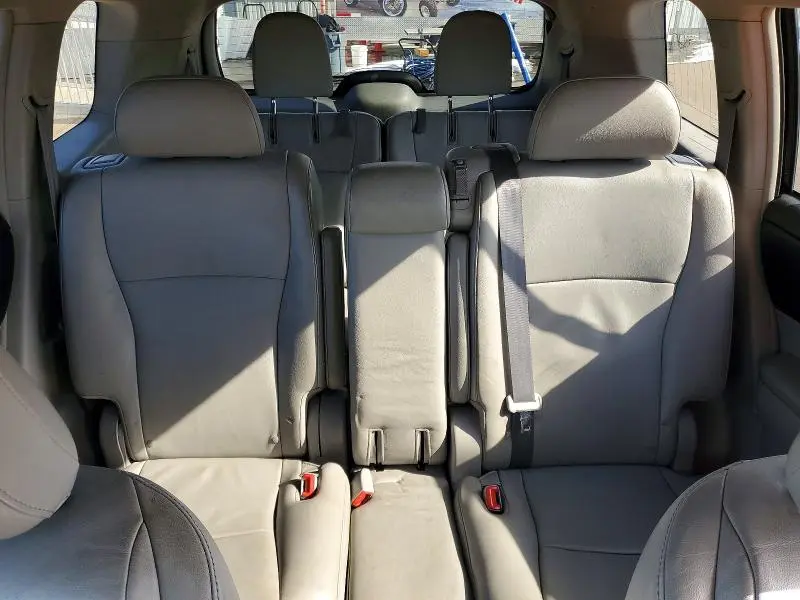 2011 TOYOTA HIGHLANDER SE  