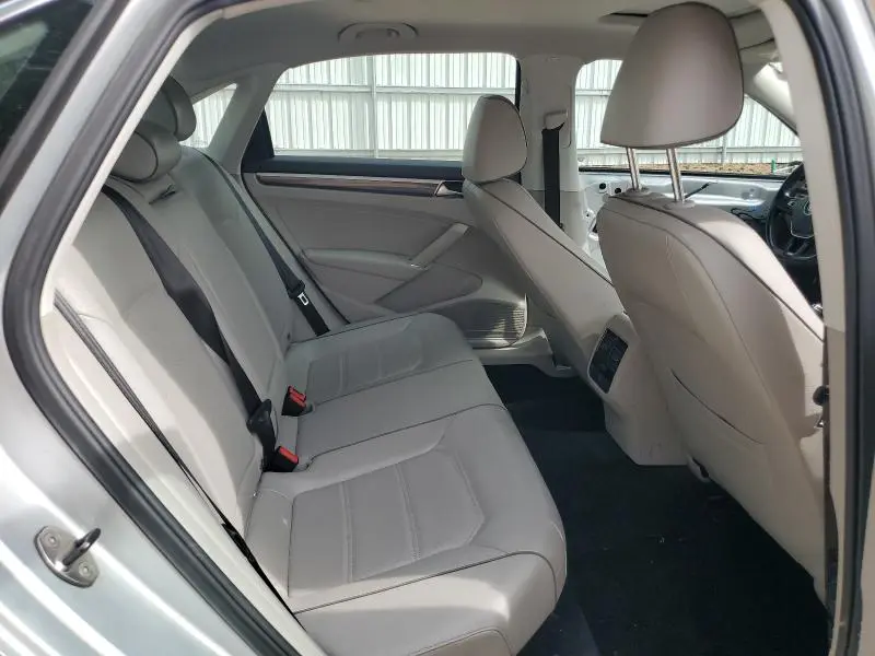 2017 VOLKSWAGEN PASSAT   