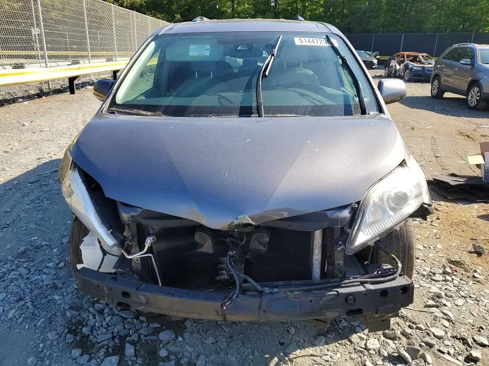 2018 TOYOTA SIENNA XLE 8-PASSENGER  
