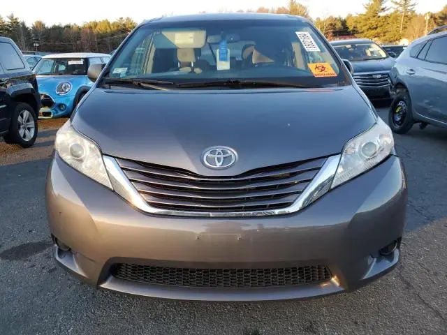2017 TOYOTA SIENNA LE  