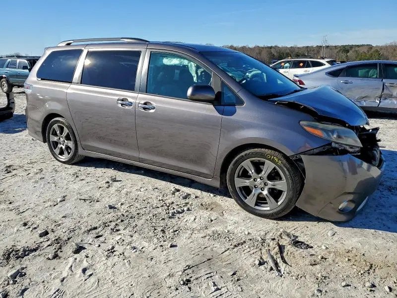 2017 TOYOTA SIENNA SE  