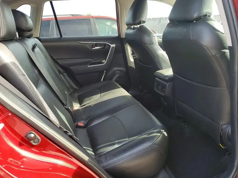 2021 TOYOTA RAV4 XLE  