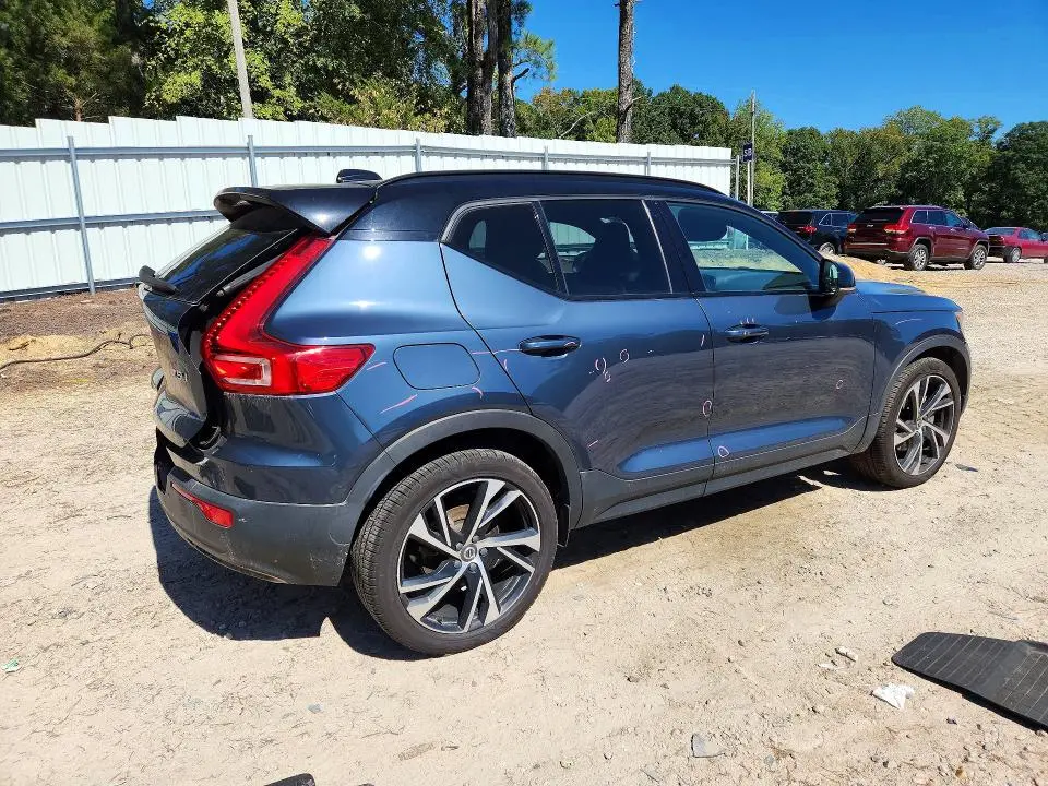 2022 VOLVO XC40 T5 R-DESIGN  