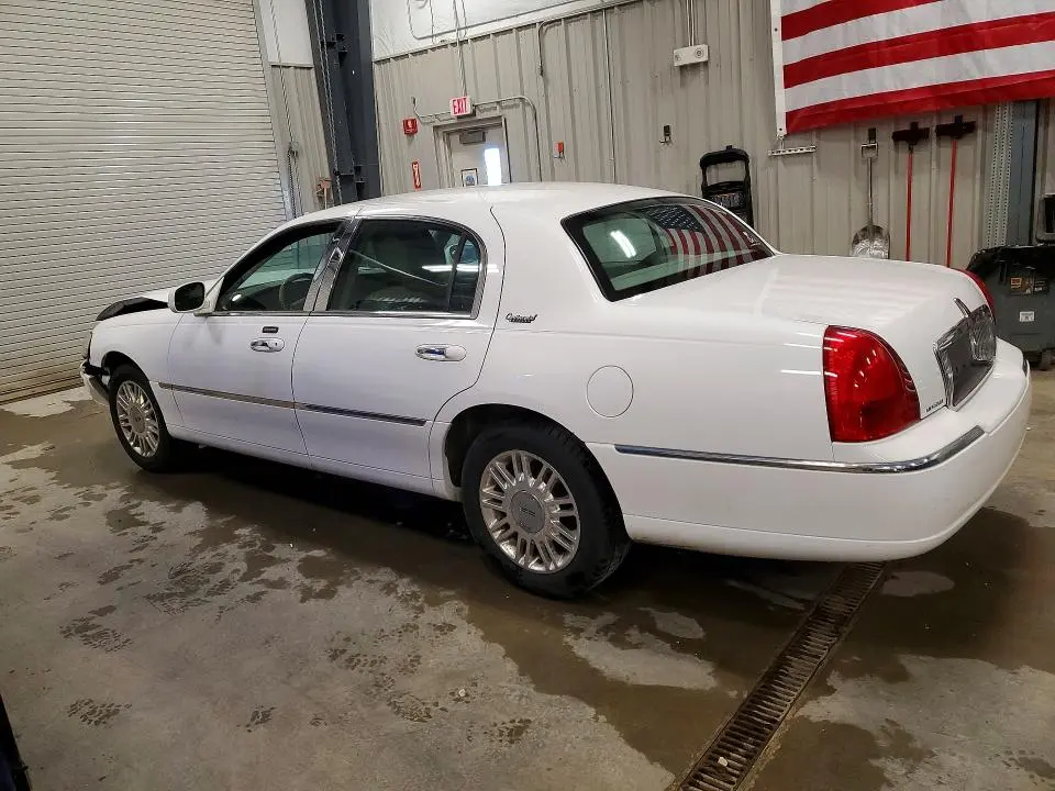 2011 LINCOLN TOWN CAR SIGNATURE LIMITED  