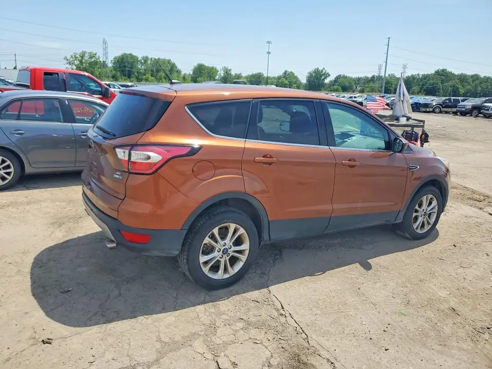 2017 FORD ESCAPE SE  
