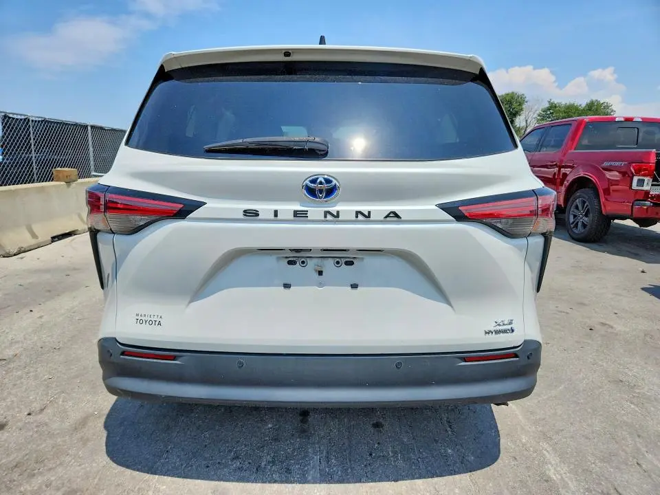 2022 TOYOTA SIENNA XLE  