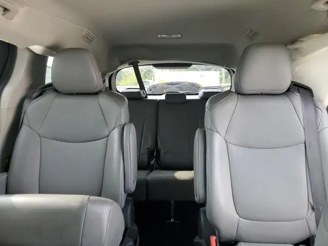 2022 TOYOTA SIENNA XLE  