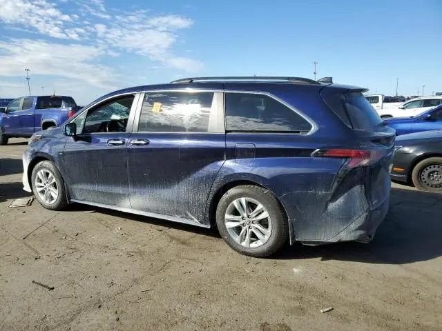 2022 TOYOTA SIENNA XLE  