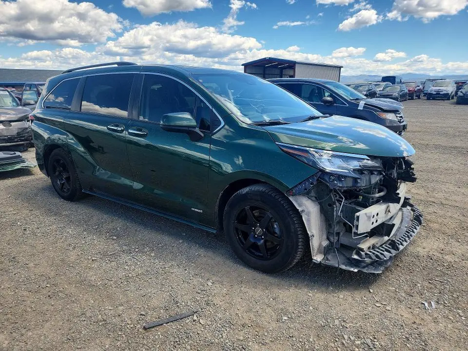 2021 TOYOTA SIENNA XLE  