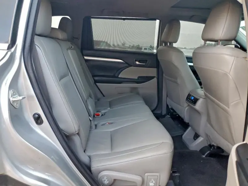 2017 TOYOTA HIGHLANDER SE  