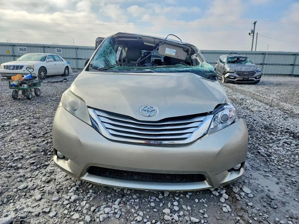 2016 TOYOTA SIENNA XLE  