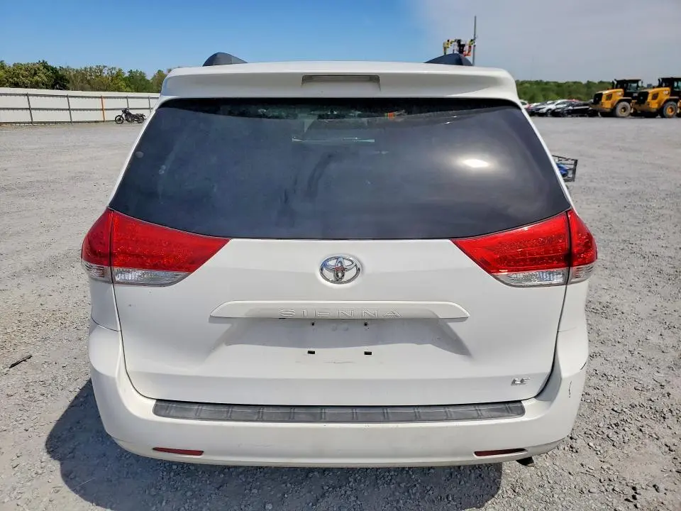 2013 TOYOTA SIENNA LE 8-PASSENGER  