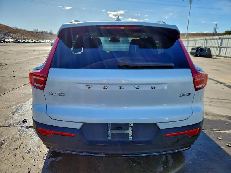 2023 VOLVO XC40 PLUS  