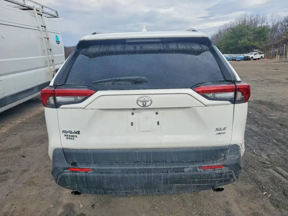2022 TOYOTA RAV4 XLE  