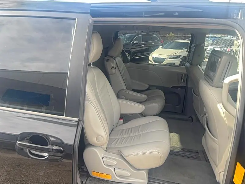 2011 TOYOTA SIENNA XLE  