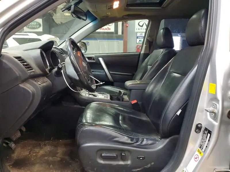 2011 TOYOTA HIGHLANDER SE  