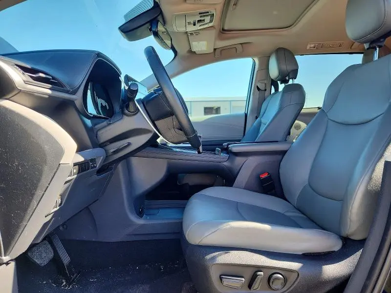 2023 TOYOTA SIENNA XLE  