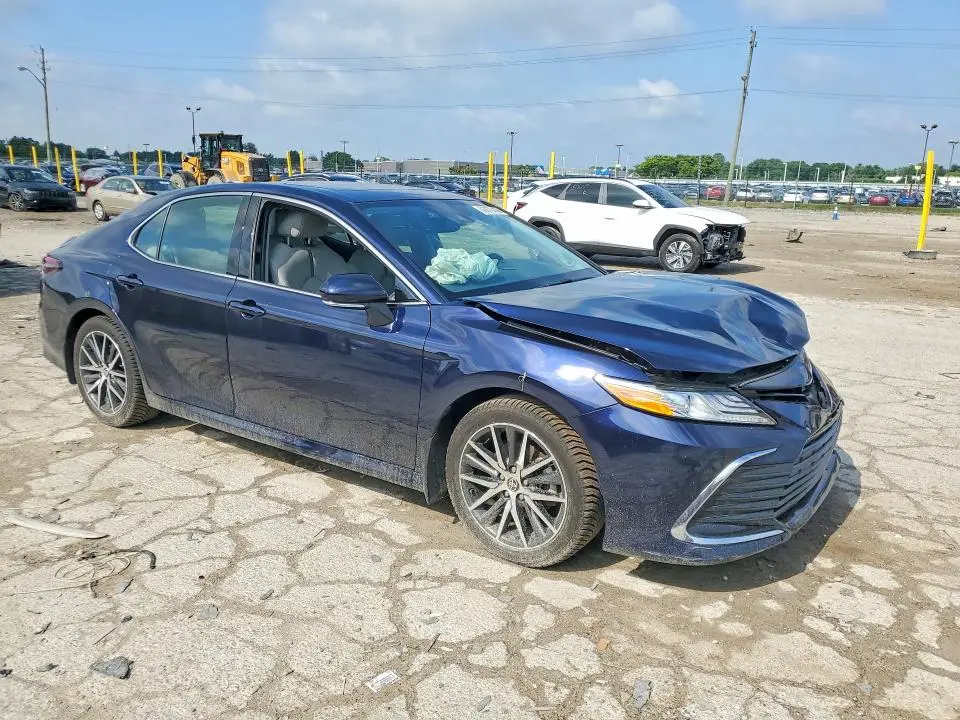 2022 TOYOTA CAMRY XLE  