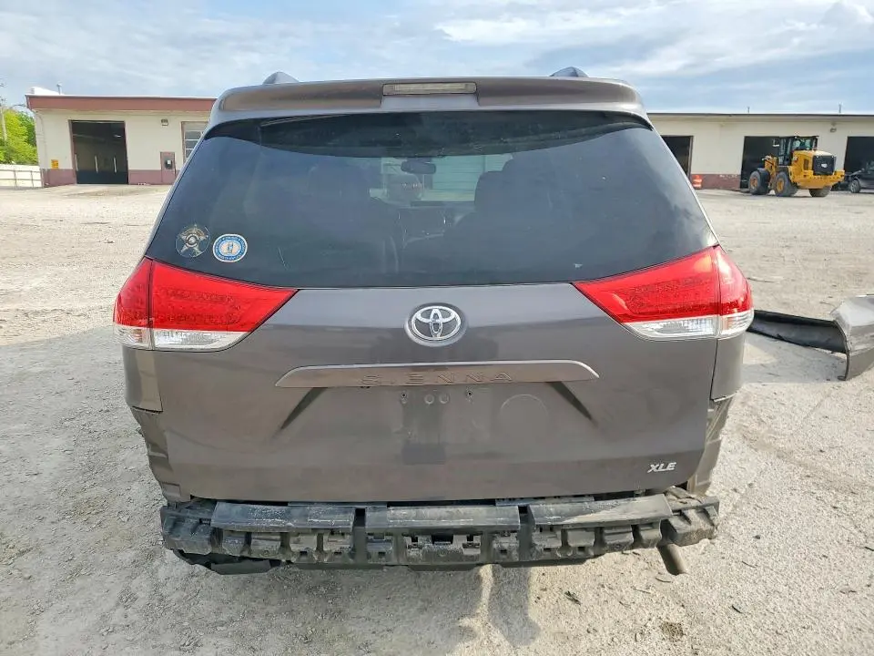 2014 TOYOTA SIENNA XLE 8-PASSENGER  