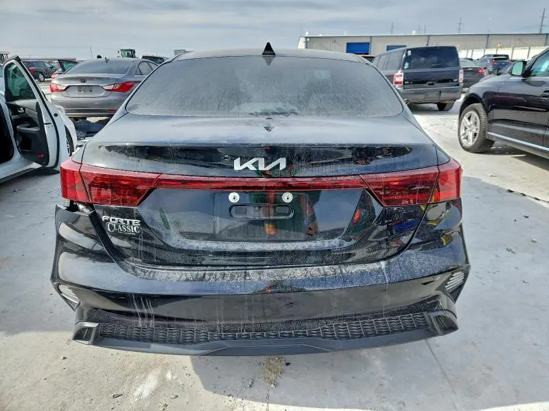 2023 KIA FORTE LX  