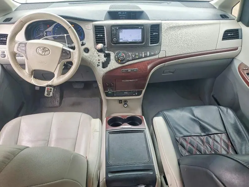 2014 TOYOTA SIENNA XLE 8-PASSENGER  