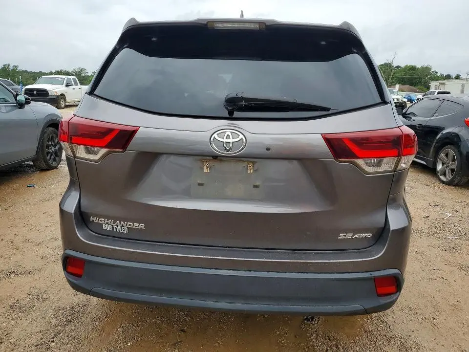 2019 TOYOTA HIGHLANDER SE  