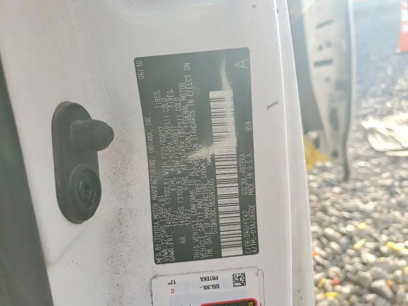 2011 TOYOTA SIENNA LE 8-PASSENGER  