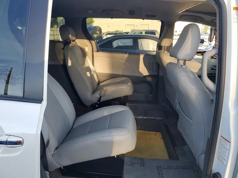 2020 TOYOTA SIENNA XLE  