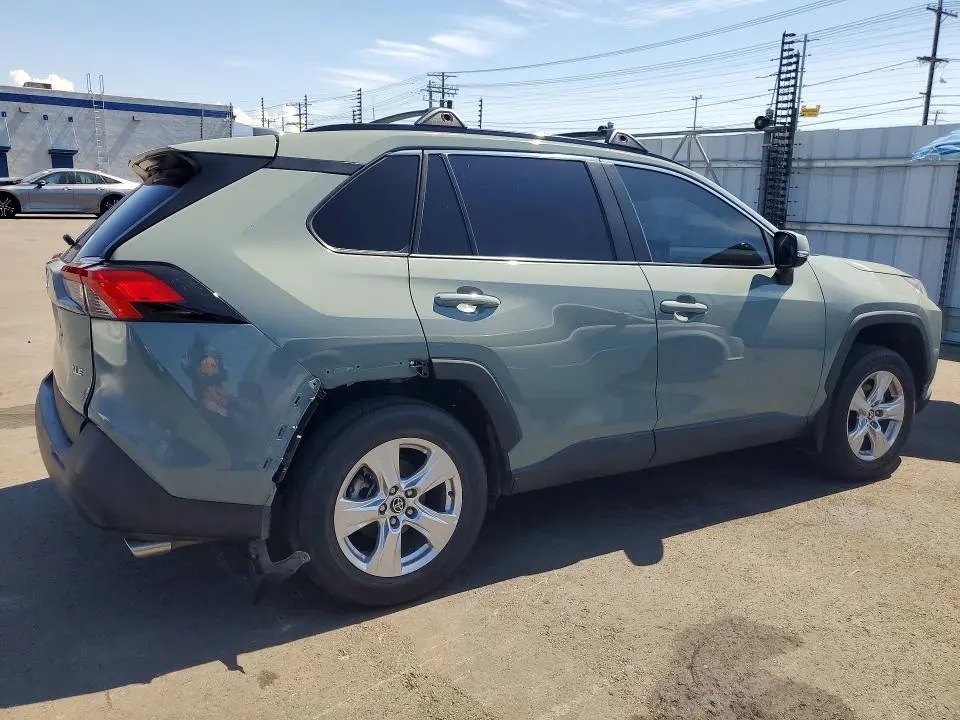 2021 TOYOTA RAV4 XLE  