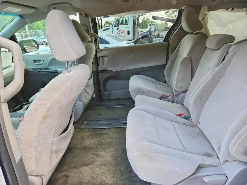 2017 TOYOTA SIENNA LE  