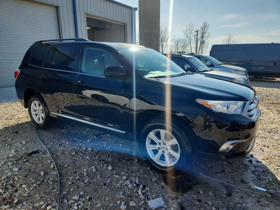 2013 TOYOTA HIGHLANDER SE  