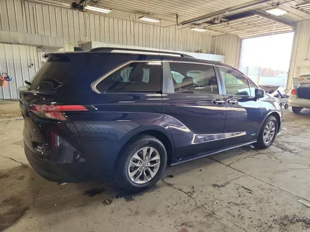 2021 TOYOTA SIENNA XLE  