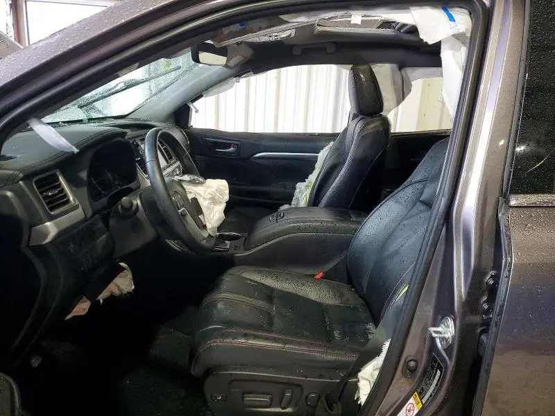 2019 TOYOTA HIGHLANDER SE  