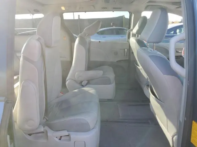 2013 TOYOTA SIENNA XLE  