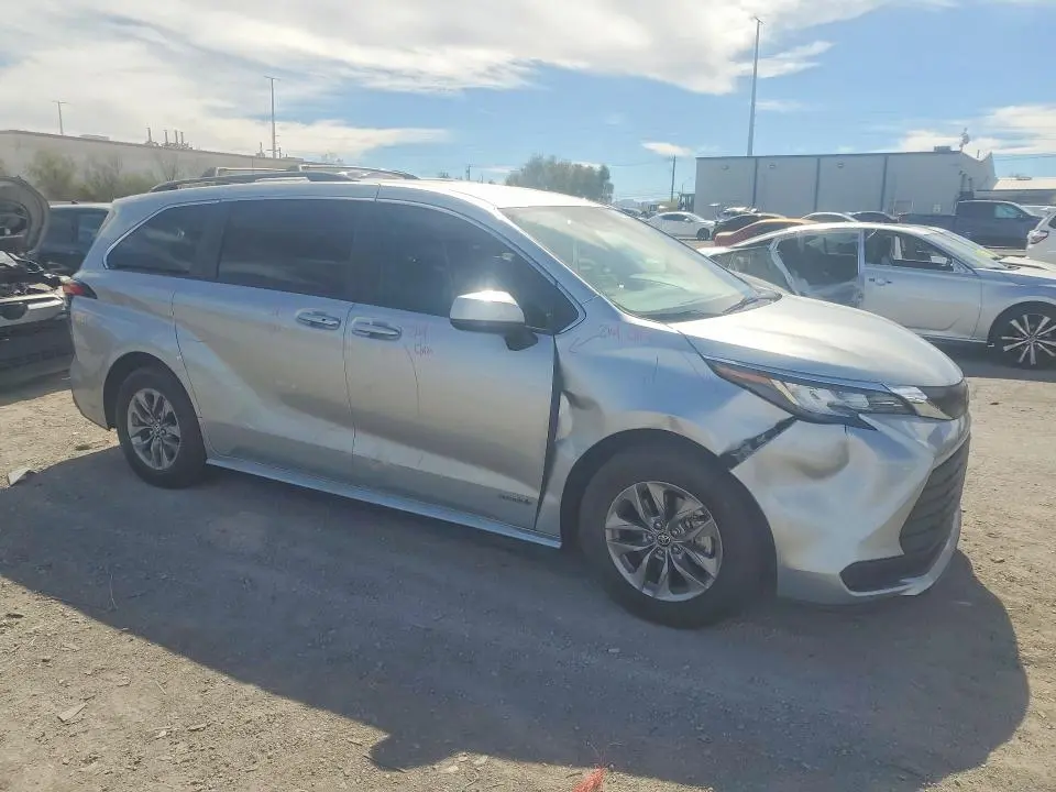 2021 TOYOTA SIENNA LE  